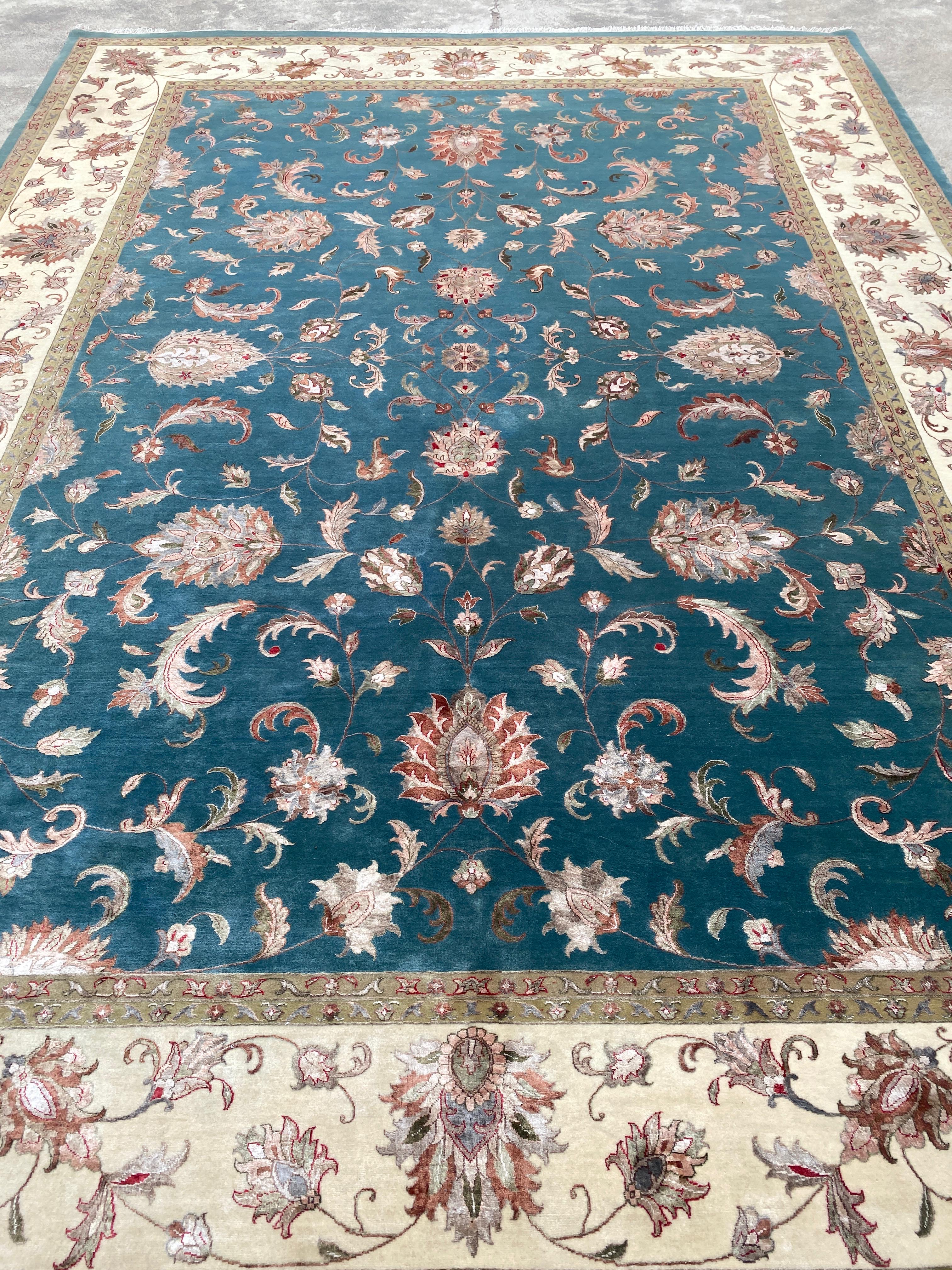 Crescentz carpet