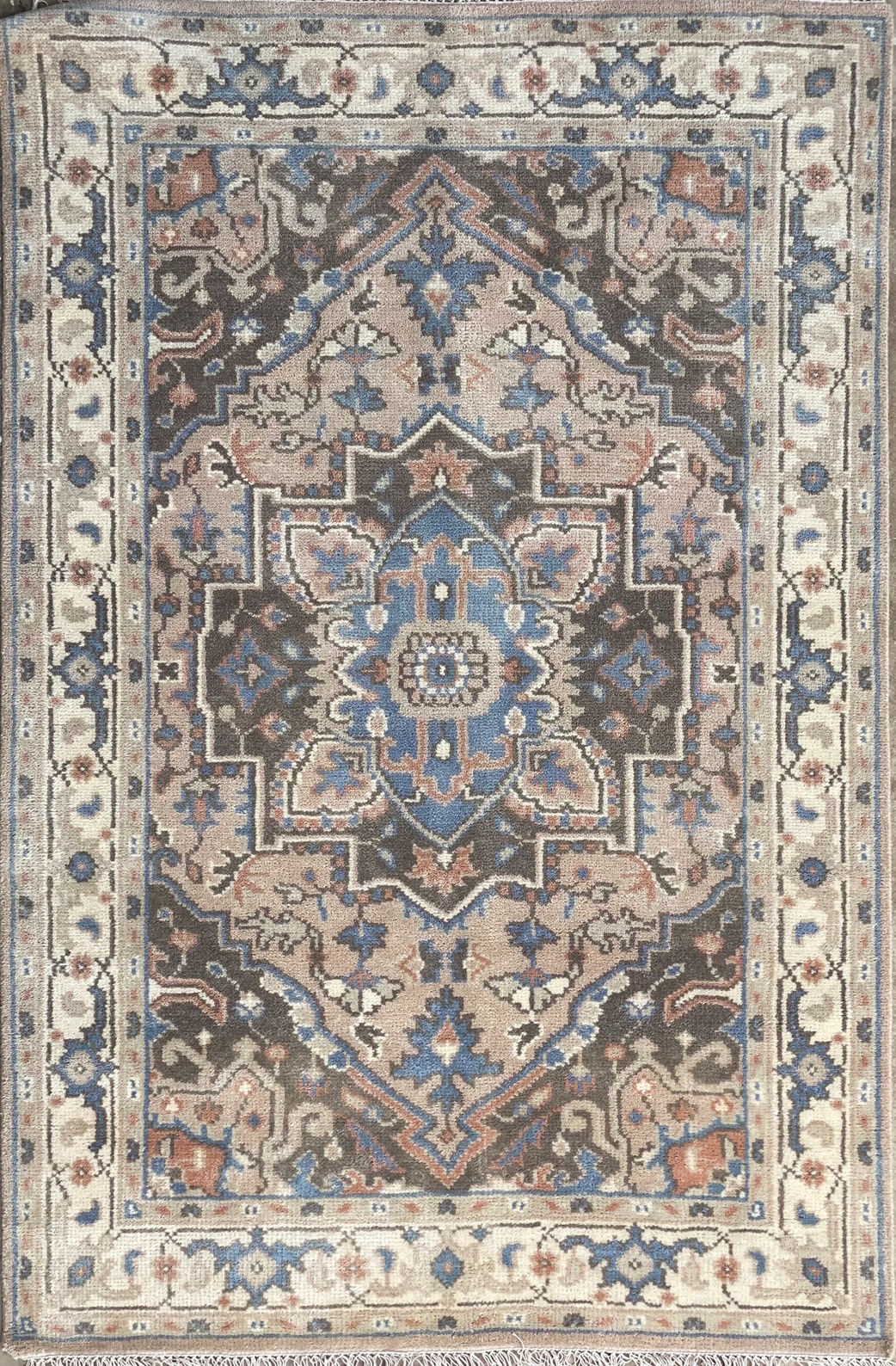 Crescentz carpet