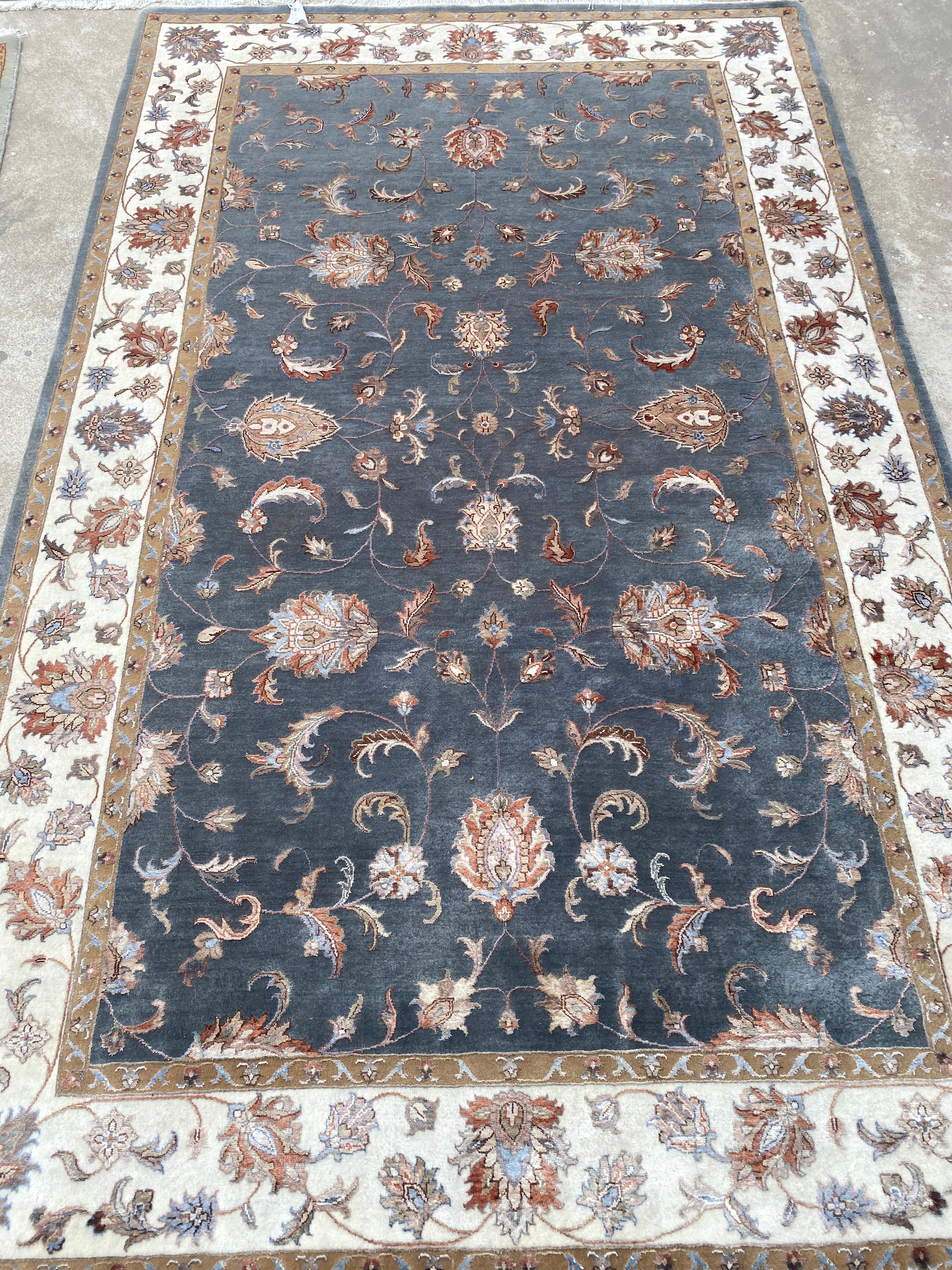 Crescentz carpet
